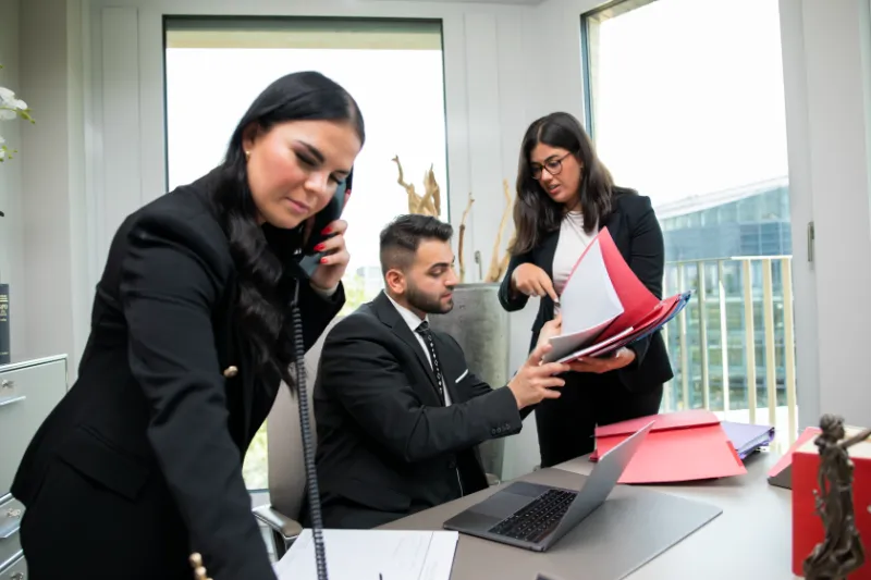 Team im Büro bei der Fallbearbeitung